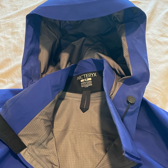 Arc’teryx women’s winter sports jacket size S - Picture 3 of 5